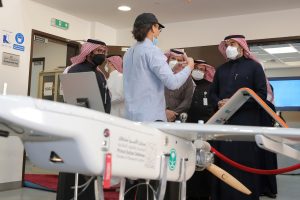 السواحة يستمع إلى شروحات المهندسين
